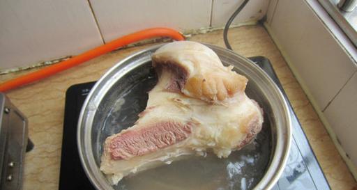 用高压锅煮牛棒骨，让骨头酥烂的绝妙方法（高压锅煮牛棒骨的最佳时长与技巧，让你的骨头酥烂入味）