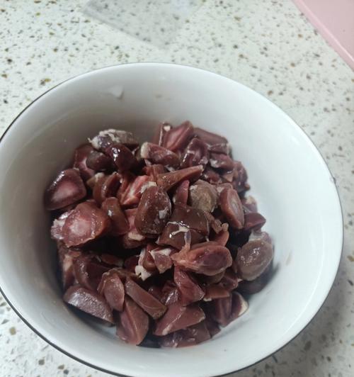 以猫能喂的生骨肉有哪些？（探索猫咪饮食中的营养需求与选择）